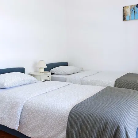 Charlie Apartman *