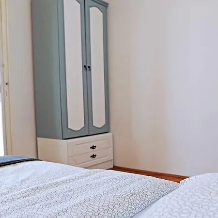 Charlie Apartman *